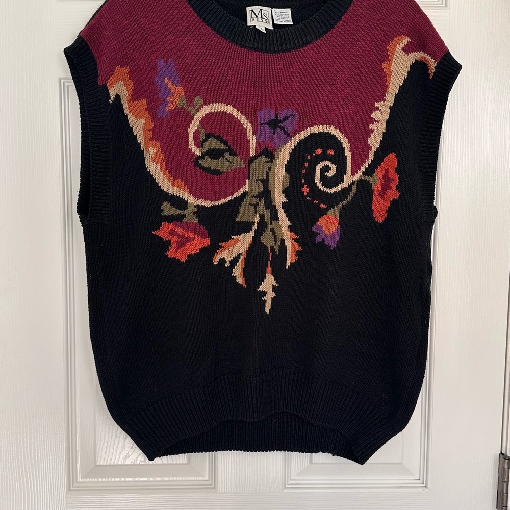 Women's Black and Red Patterned Sleeveless Sweater
